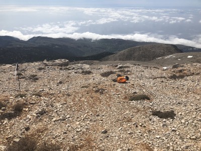 Der Schirm liegt bereit. Hinten unten Anopoli - und vom Meer heer dräut Nebel hoch