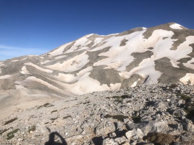 Blick vom Chorafas Korfi zum Thodori Korfi. Man traversiert den ganzen Grat rauf und runter, angenehmer Untergrund, fast wie eine dirtroad