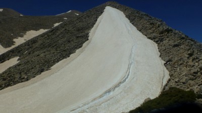 14 rechts neben dem Schneefeld geht es bergauf_.jpg