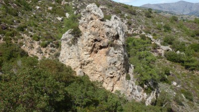 Bei dem markanten Felsen geht es links weiter